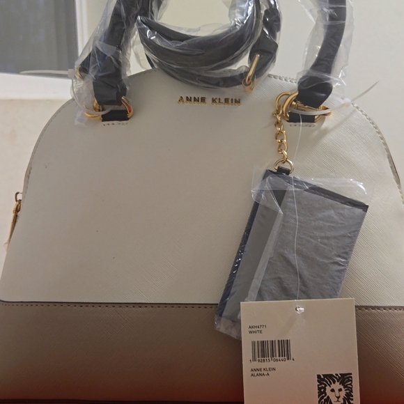 Ann Klein Alana Triple Entry Dome Cross Body Off White Multi Brand New - Picture 1 of 3
